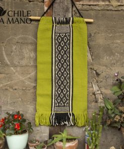 Telar mural Mapuche verde con iconografía
